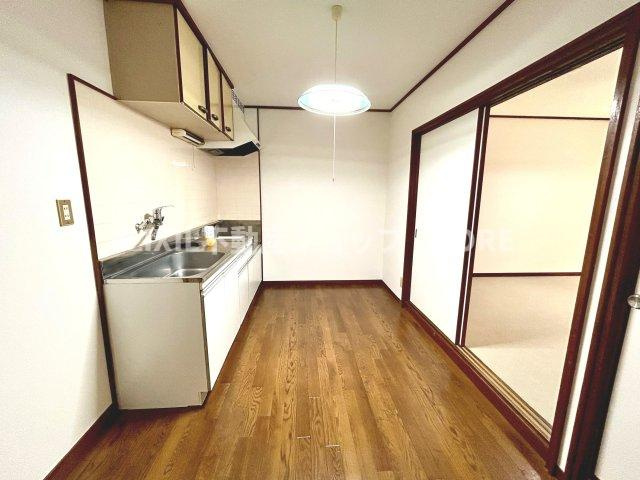 DKには6帖の洋室が隣接しているので、広々開放的にお使い頂くことも可能です。