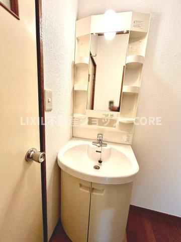 化粧品やティッシュボックス、歯ブラシなどもスッキリ収まりますよ！