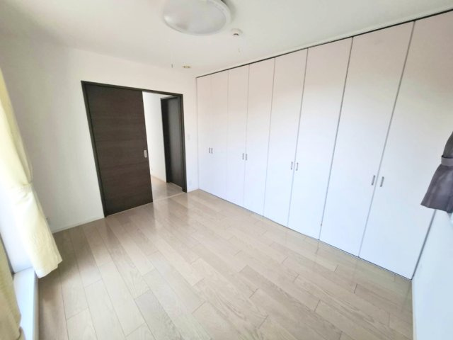 壁一面のクローゼットで収納スペースは広々です。収納と居住空間をしっかり分けられる設計。