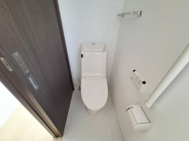 清潔感あふれるホワイト基調のトイレ空間。温水洗浄便座付きで、毎日を快適にサポートします。