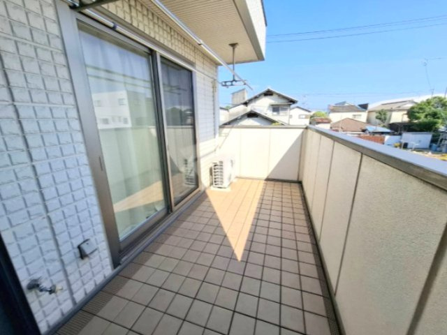 陽光をたっぷり取り込む開放感あふれるバルコニー。休日には外の空気を感じながらゆったりと過ごせます。