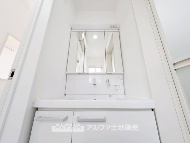 【Laundry　space】　◆ランドリースペース◆洗濯から乾燥までを効率よくこなせる家事空間。浴室換気乾燥機を備えており、外干しが難しい日でも快適に洗濯物を乾かせます。