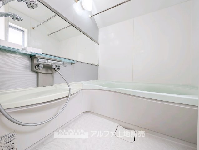 【Bath　room】　◆バスルーム◆一日の疲れをゆっくり癒せる落ち着いたバスルーム。浴室乾燥機付きで天候を気にせず洗濯でき、毎日の暮らしにも便利な空間です。