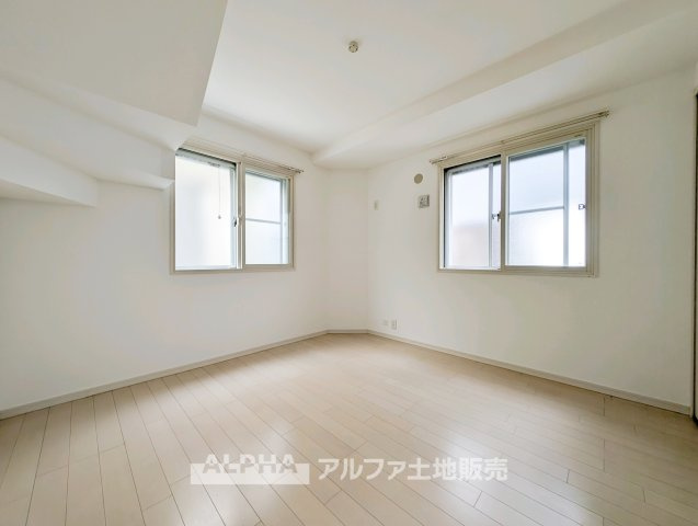 【multi　room】　◆多用途に使える一室◆収納やワークスペースとしても活用できる洋室。家族構成やライフスタイルに合わせて柔軟に使える空間です。