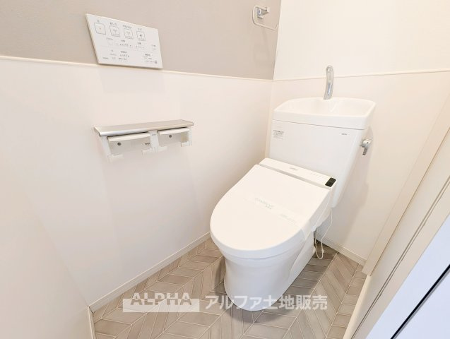 【Warm　water　flush　toilet】　◆温水洗浄便座付きトイレ◆お掃除も楽々。快適に過ごすためには今や欠かせない設備の一つです。壁掛けリモコンで使いやすくいつでも清潔に保てます。