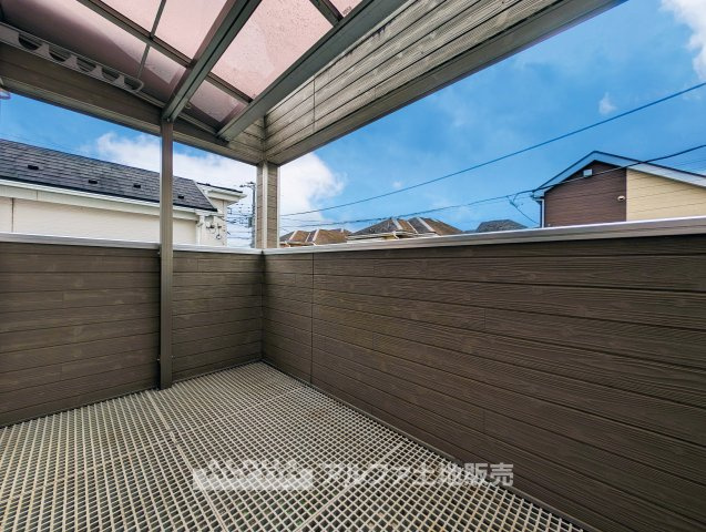 【Sky　Terrace】　◆日常に開放感を◆外へ視線が抜けるバルコニーは、室内に明るさを届けるだけでなく、ちょっとしたリフレッシュ空間としても活躍します。