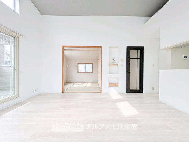 【Daily　Scene】　◆暮らしをつなぐ場所◆　「おはよう」から「おやすみ」まで、一日のさまざまな時間が交差するリビング。家族の何気ない毎日を、心地よく支える空間です。