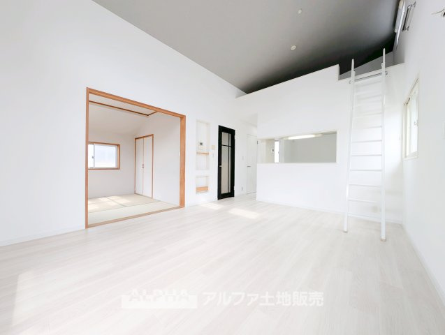 【Family　Living】　◆家族が集うリビング◆　食事のあとも自然と会話が弾み、テレビを囲んでくつろぐ時間を楽しめるリビング。家族が顔を合わせる機会を自然と育む空間です。