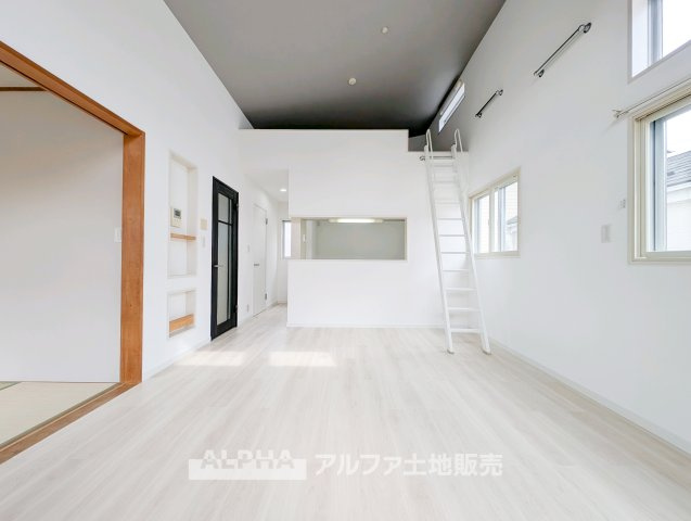 【Time　Together】　◆日常を彩る空間◆　食事や会話、読書や映画鑑賞など、ご家族それぞれの過ごし方を受け止めるリビング。何気ない日常を心地よい時間へとつなげます。