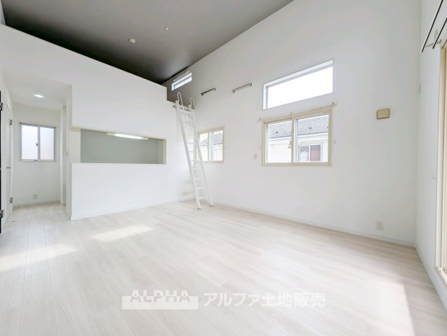 【Quiet　Comfort】　◆静けさとともに◆　外の喧騒を忘れさせる落ち着きが、日々に余白を生む。ここでの時間が、自然と笑顔を増やしていく。
