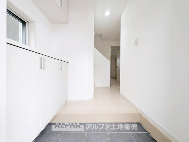【Welcome　Space】　◆玄関◆帰宅時にほっとできる、穏やかな空気感の玄関。整った空間が日々の切り替えを自然にサポートし、来客時にも好印象を与えます。