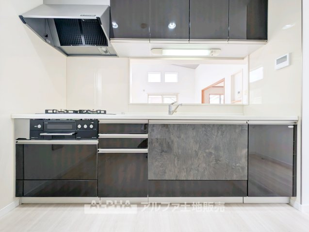 【Timeless　Kitchen】　◆暮らしの真ん中にある場所◆毎日の食事も、何気ない会話も自然と集まるキッチンスペース。空間に調和するデザインが、過ごす時間そのものを心地よく変えてくれる。　