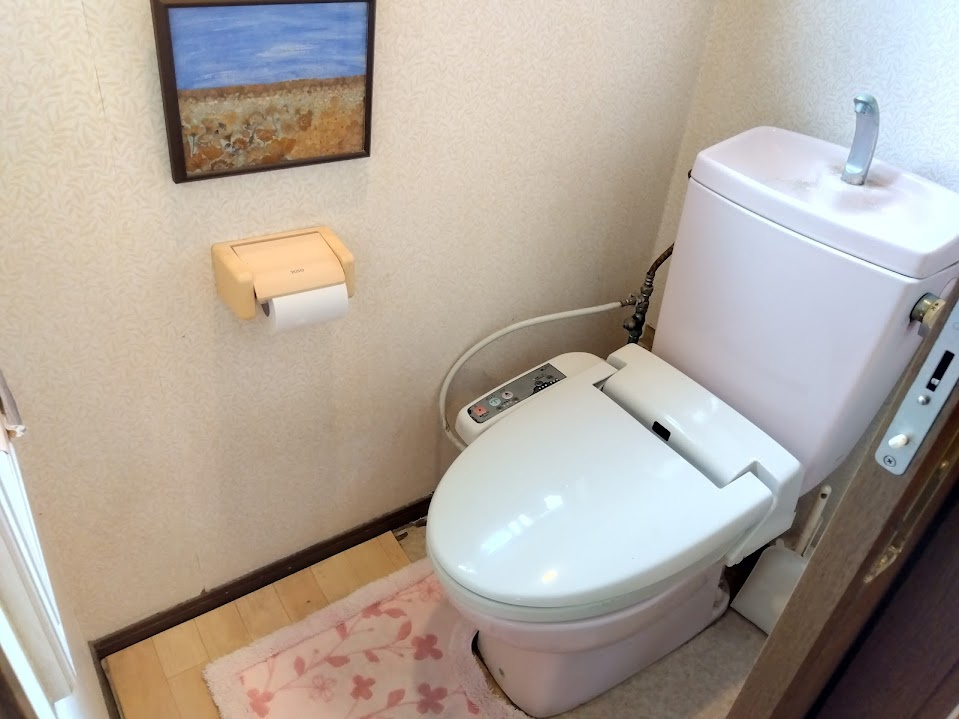 トイレには窓があり明るい室内です。壁紙が白なので空間が広く感じます。清潔感のあるトイレです。　