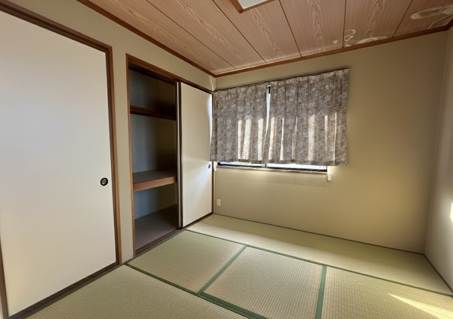 2階ならではの静かな住環境が魅力の和室。窓からやさしい自然光が差し込み、畳の心地よさを感じられます。主寝室としてはもちろん、趣味やくつろぎの空間としても幅広く活用できる一室です。