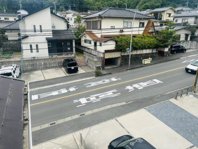 2階からは周辺の街並みや緑を望むことができ開放感のある眺望が魅力。前面道路との距離もしっかり確保されているため圧迫感を感じにくい住環境。自然光もたっぷり差し込み、明るく心地よい暮らしを実現できます。