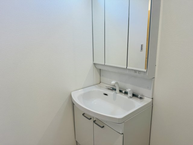 ～3面鏡付きの独立洗面台　細々している物をスッキリ収納出来ます～