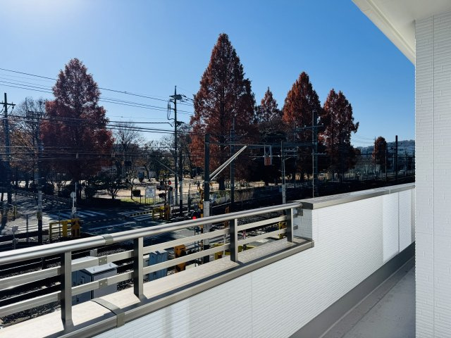 ～2部屋から出入り可能なバルコニー　陽当たり良好、洗濯物がよく乾きそうです～　