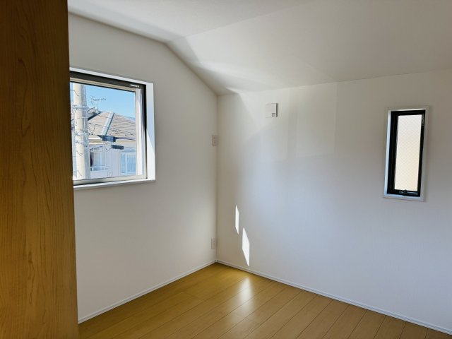 ～2階5.3帖の洋室　2面採光で明るく風通しの良いお部屋です～