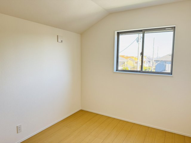 ～2階5.3帖の洋室　2面採光で明るく風通しの良いお部屋です～
