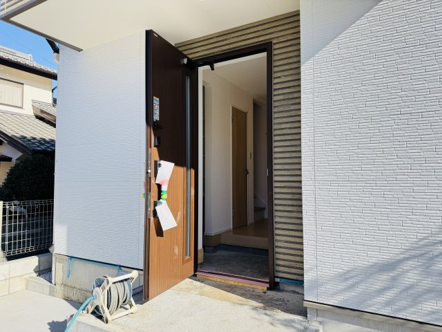 ～玄関は安心のWロックキーを採用～