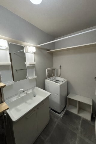 収納力と機能性に優れたお手入れラクラク洗面化粧台