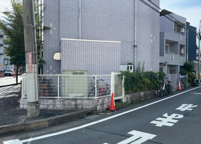 中庭（パティオ）とは、一つの建築物の内部に設けられた、壁などで囲われている庭のことを指します。コの字型、ロの字型が主流ですが、L字型の中庭もあります。最近では、インテリア性の高さからも人気があります。