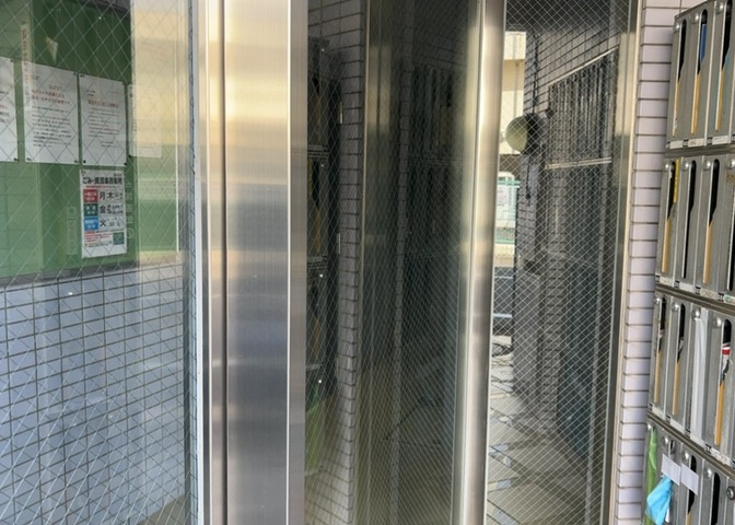 ラウンジは、マンションの共用スペースに椅子やテーブルなどを配置した利用者が寛げる空間です。屋内型ラウンジと屋外型ラウンジがあります。共用部分の管理状況と合わせて、詳細については現地でご確認ください。