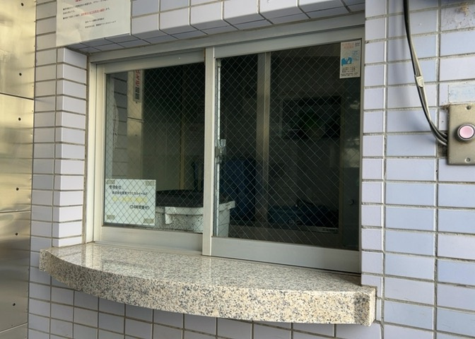 受付はマンションコンシェルジュがいる場合もあれば、管理人が滞在する小部屋を総称して呼ぶことがあります。主にエントランスに設置されていることから、防犯面でも期待ができます。防犯設備がない場合はより安心！