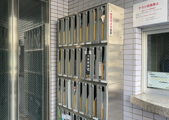エントランス付近に設置されている集合ポストは、住んでいる部屋と離れているため、ポストをあさるなど誰かに何かされていても被害に気づきにくいです。入居する時には他人に特定されにくい番号で鍵をかけましょう！