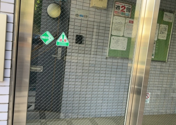 ロビーというと、エントランスと何がちがうの？と思いますよね。実はロビーとエントランスには明確な決まりはありません。物件によっては、エントランスを入って広がるある程度の広さのある空間がロビーとなります。