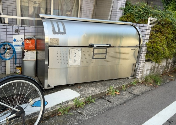 共有部分は、住民なら誰もが使える設備のこと。例えば駐車場やエレベーター、インターネット設備、セキュリティ設備などがあります。他にも、マンションの廊下・外部階段やエントランス・ゴミ置き場などがあります。