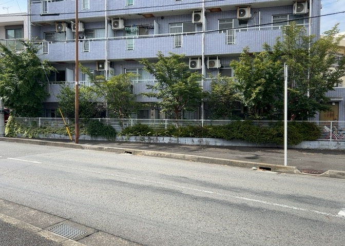 隣家の土地はどうなっているのか、生活利便施設が近くにあるのか、学校まで近いかなど、お客様のライフスタイルにあわせたイメージが重要です。また、近くにあると困る施設が近くにないかも確認するといいでしょう。