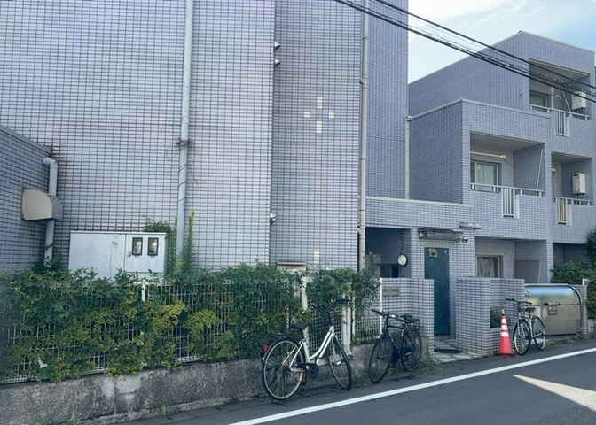 道幅が広い場所は日当たりや風通が良好です。幅が広いのですれ違いも可能ですし大きな車でも駐車可能！一方で、大型車が通ることも多くなるため交通量の増加により騒音に繋がります。また土地の値段が高くなります。