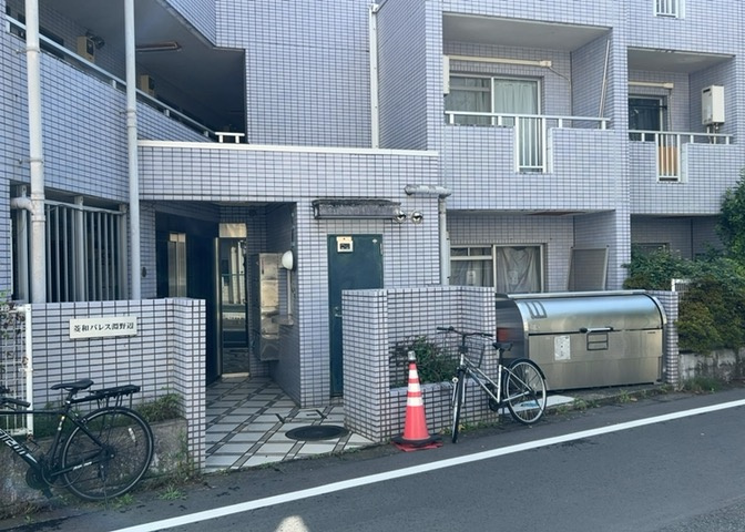 ＲＣ造、Reinforced　Concreteは直訳すると補強されたコンクリートです。主に柱や梁・床・壁が鉄筋とコンクリートで構成おり、鉄筋を組んだ型枠にコンクリートを流し込んで固めたものを指します。