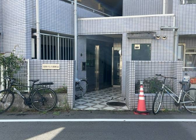 玄関は家の顔でもあり、家族以外の目にも止まる場所です。玄関は外との間を仕切る扉、靴などをしまっておく収納スペース、靴脱ぎのたたきスペース、来客とのやり取りをするドアホンなど複数のアイテムからなります。