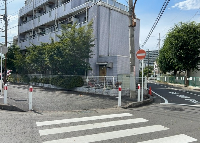 外観はマンション管理がされているかの目安になります。築年数が古いと、壁面は劣化してひび割れが生じることも！建物が古びていても細かいところが修繕されていると、きちんと管理されているなぁと感じるでしょう。