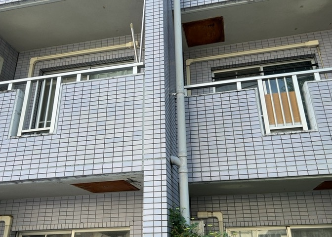 一般的なバルコニーは、奥行1.5ｍ程ですが、ワイルドバルコニーは2ｍまで広がっています。そのため洗濯物の間隔をあけ干すことができ、乾きやすいというメリットや、ガーデニングが楽しめる等の特徴があります。