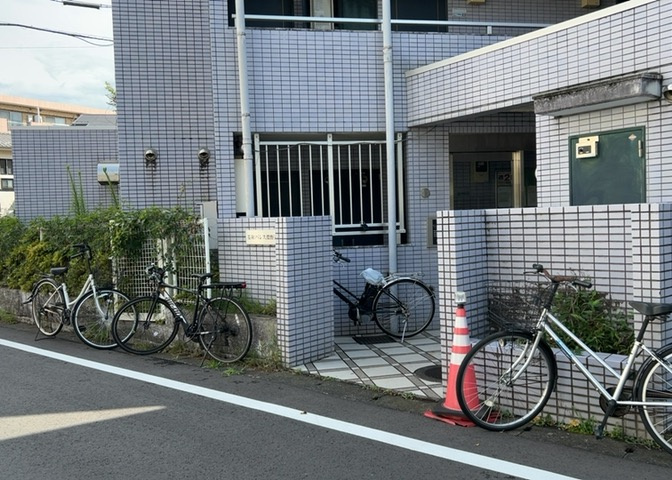 マンションの駐輪場は、事前に空きがあるか確認を取ると安心です。せっかく入居したのに駐輪スペースがない！なんてことになったら大変ですよね。そこで、内見時や購入前にはまず事前に確認しておくと良いでしょう。