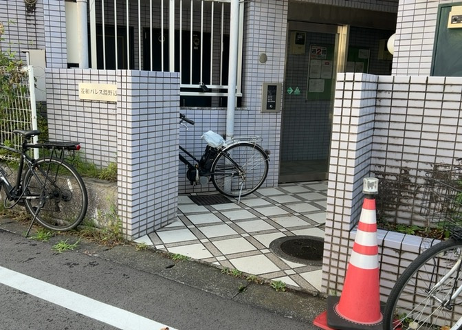 車一台あたりに必要なスペースは、標準サイズの普通自動車で横幅2m50cm、長さ5mは必要になります。ただし、乗降のことも考慮して横幅3m30cm、長さ5m50cmほどは確保できるところを選びましょう。
