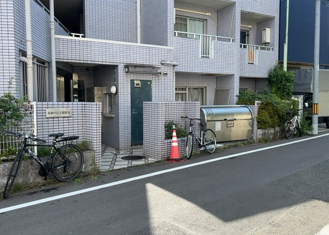駐車場と明記されていても、最小スペースでつくられた駐車場だと大型車は駐車できなかったり、出入りしにくくなったりする可能性があります。お車のサイズと購入したい物件の駐車場のサイズを現地で確認しましょう。