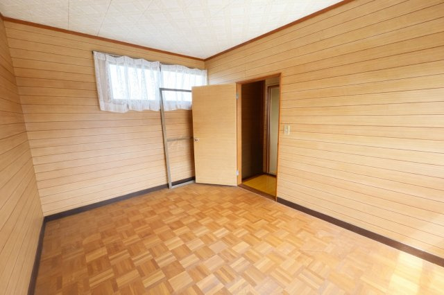 落ち着いた色調の洋室です