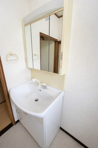 独立洗面台あり、毎朝おしゃれに忙しい女性の方におすすめです
