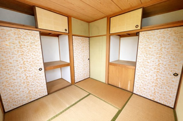 畳の上でゆっくりとくつろげる和室です