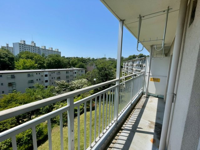 南東向き3階で陽当り良好！DKと和室2部屋に面したワイドバルコニーで、お洗濯や布団干しも快適です。