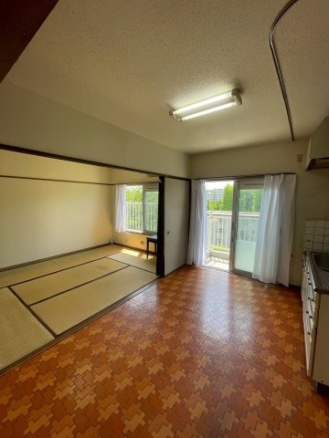 ダイニングキッチンとお隣の和室6畳は襖を開放してLDK約12帖としての使用も可能です。
