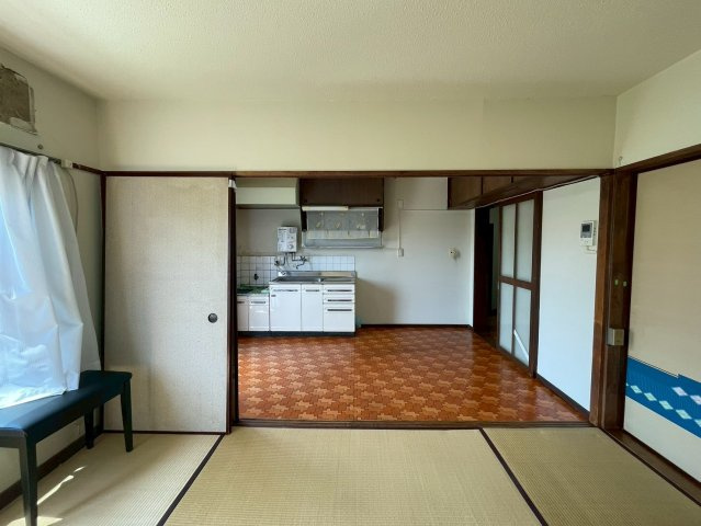 和室6畳からお隣のダイニングへの眺め、どちらの部屋も窓が大きく南東に面していて明るいお部屋です。