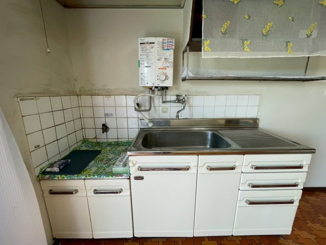 瞬間湯沸かし器ですぐにお湯が出ます。ガスコンロも設置可能な、明るく使いやすいキッチンです。