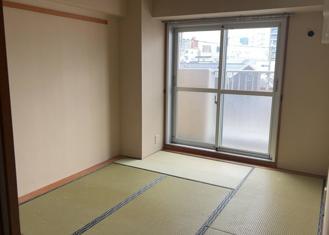 落ち着いた雰囲気の5.5帖の洋室は、主寝室としても快適にご利用いただけます。南西向きの窓から心地よい自然光が差し込み、毎朝気持ちよく目覚められます。収納も備わっており過ごしやすいプライベート空間です。