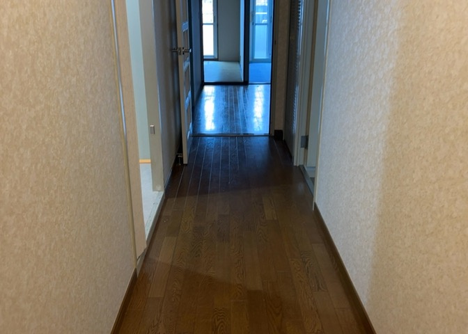 フローリング張替済みの綺麗な内装仕上げとなっており、即引渡しも可能な状態です。明るく清潔感のある室内は、どんなインテリアとも相性が良く、お好みの家具を配置して理想の住空間を作り上げられます。