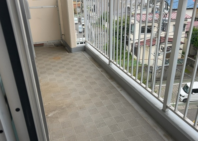 7.34？の広さを誇る南西向きのワイドバルコニーです。陽当り・通風ともに良好で、毎日の洗濯物や布団干しもスムーズに行えます。開放感のある空間で、爽やかな風を感じながらリフレッシュできます。